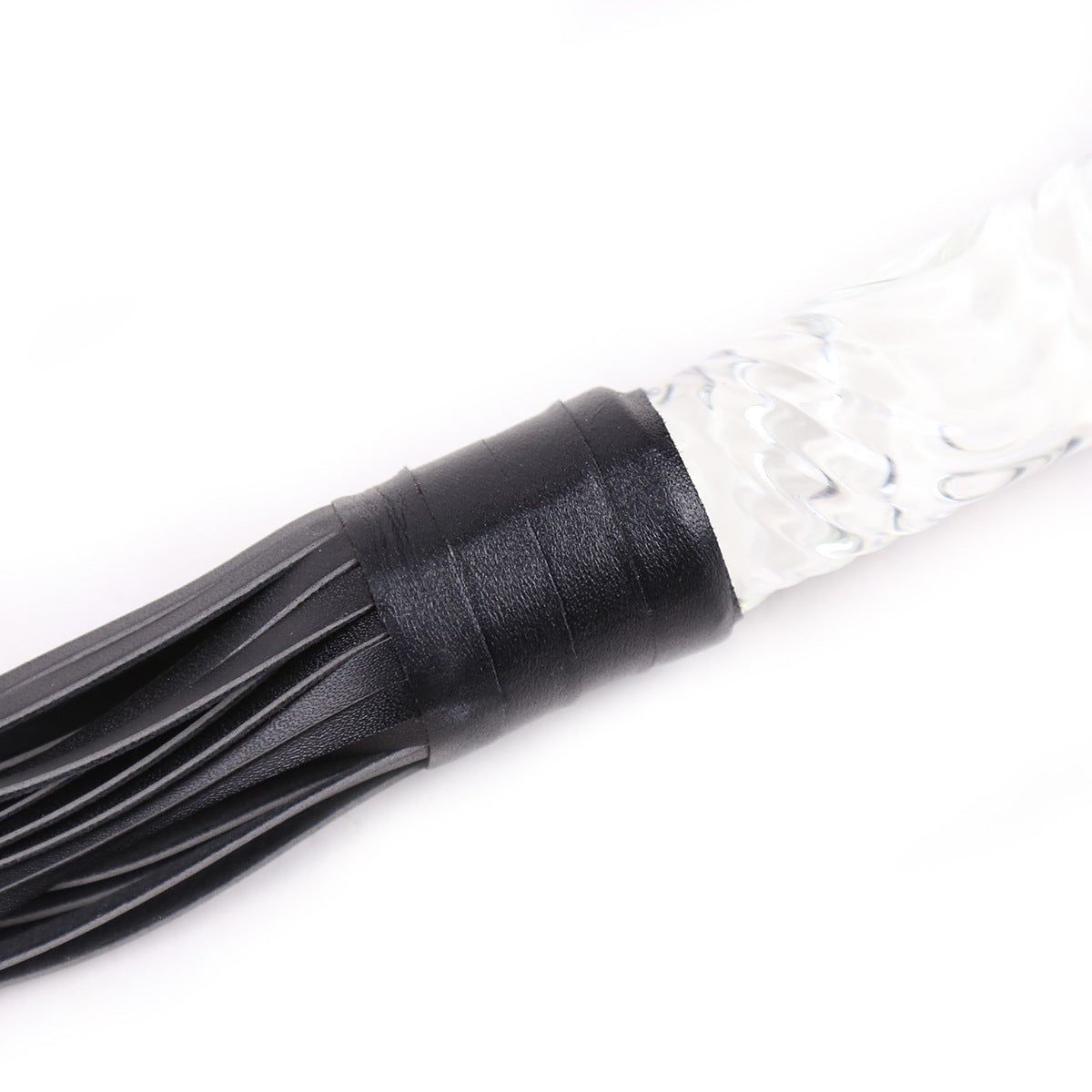 FOUET ÉROTIQUE EN SIMILICUIR NOIR AVEC POIGNÉE EFFET VERRE (BDSM)