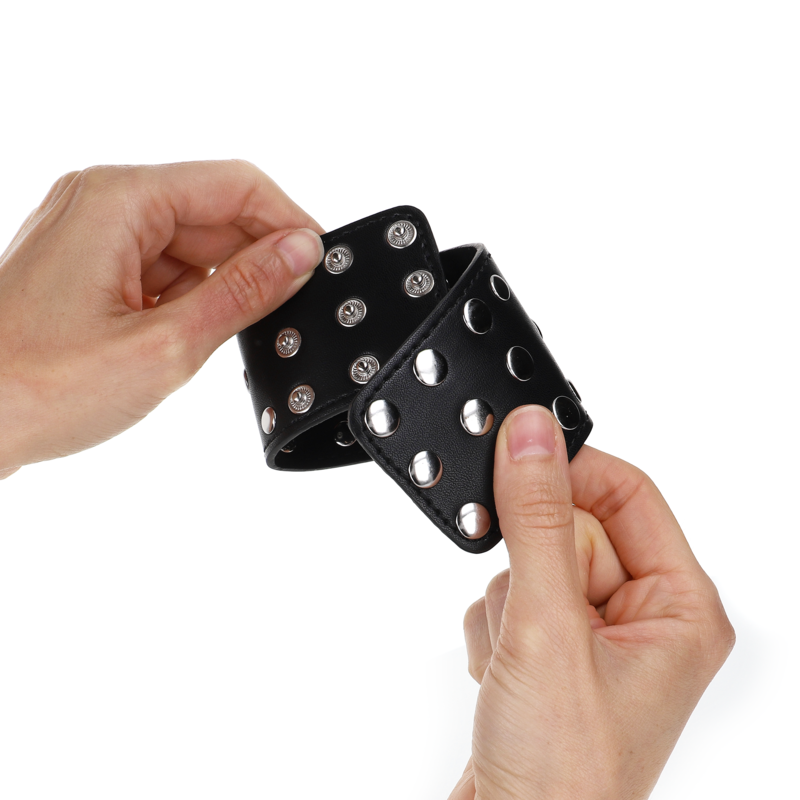 KINK - APPAREILS DE RETENUE POIGNETS AVEC FERMETURE PRESSION PLEINE DE RIVETS NOIR AJUSTABLE 19-24 CM X 5,5 CM KINK WRIST RESTRAINT