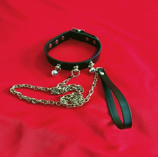 COLLIER FEMME EN SIMILICUIR AVEC CLOCHETTE  TOUR DE COU AJUSTABLE 35 À 40 CM BDSM