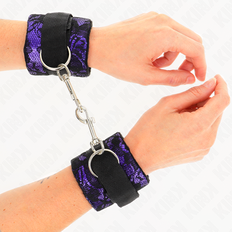 KINK - ATTENTES-POIGNETS COURTES EN DENTELLE DE VELOURS ET RELIURE EN NYLON VIOLET / NOIR 23 X 6,5 CM KINK WRIST RESTRAINT